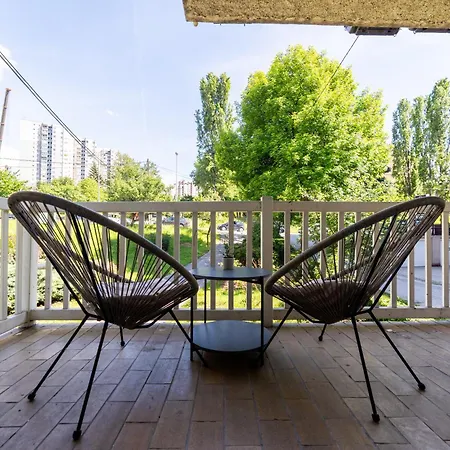 And Wood Design - Near Airport With Free Parking *