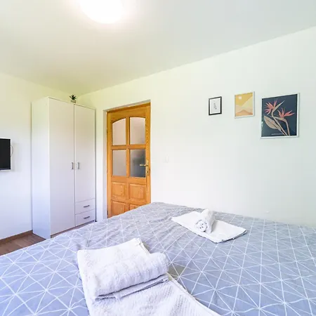 And Wood Design - Near Airport With Free Parking *