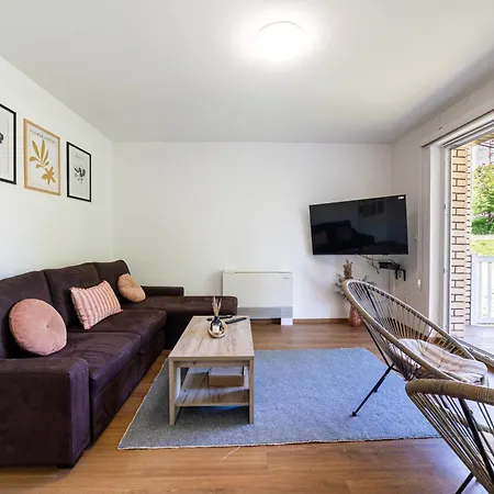 And Wood Design - Near Airport With Free Parking *